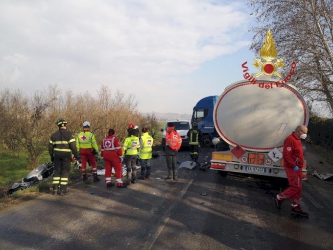 Scontro tra un’auto, un furgone e un camion sulla Sp 7 in direzione di Pollenzo: morta una donna