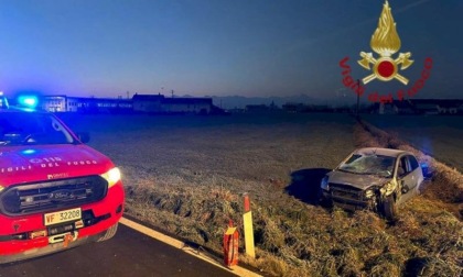 Auto percorre la Sp428, si ribalta e finisce in un campo a Genola: un ferito