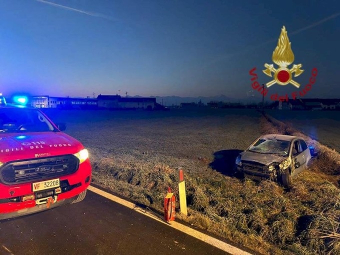 Auto percorre la Sp428, si ribalta e finisce in un campo a Genola: un ferito