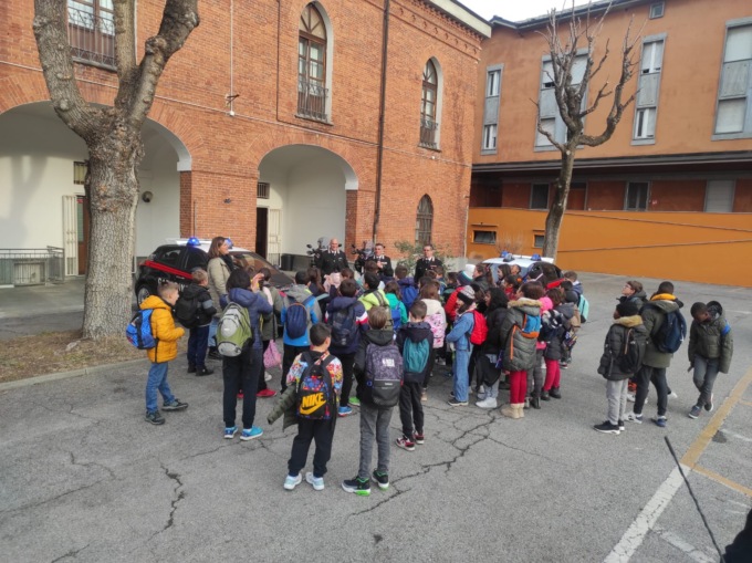 47 alunni della scuola primaria di Beinette hanno visitato il Comando dei Carabinieri di Cuneo