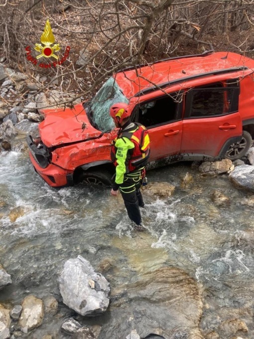 Automobilista affronta una curva, esce fuori strada e precipita nel fiume Stura