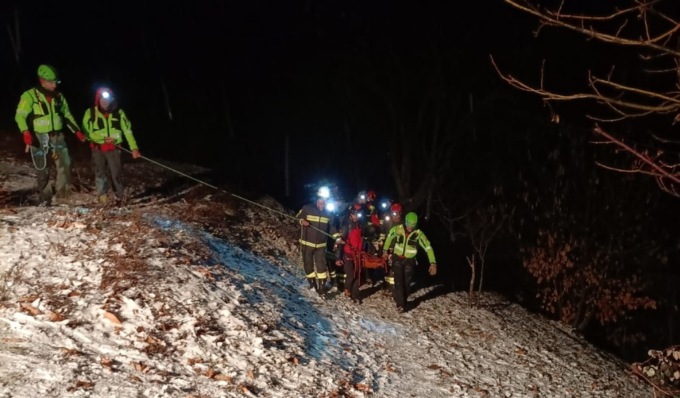 Perde il controllo dell’auto per la neve e precipita per 70 metri in una scarpata