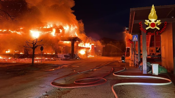 Incendio in un capannone a Caraglio: nessun ferito