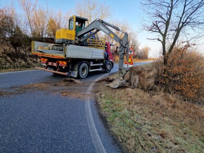 Balla di fieno sul bordo strada a Mango: rimossa da un cantoniere