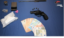 Castagnito: arrestati dai carabinieri due uomini per detenzione di stupefacenti, armi e documenti falsi