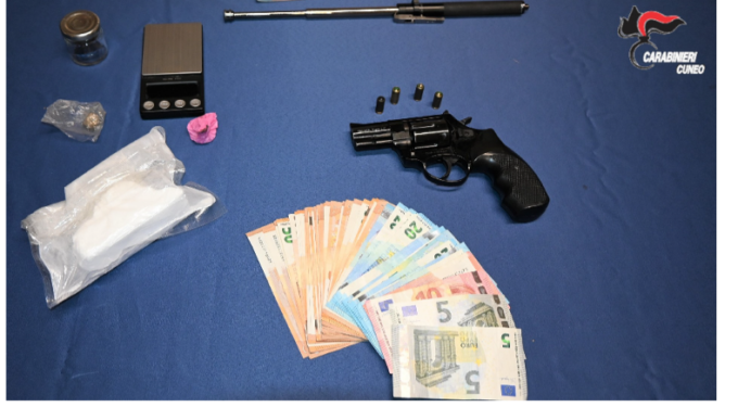 Castagnito: arrestati dai carabinieri due uomini per detenzione di stupefacenti, armi e documenti falsi