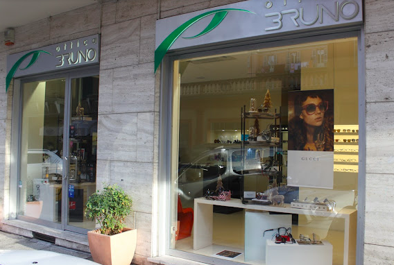 Negozio di ottica derubato due volte nel giro di pochi giorni: portati via 160 occhiali