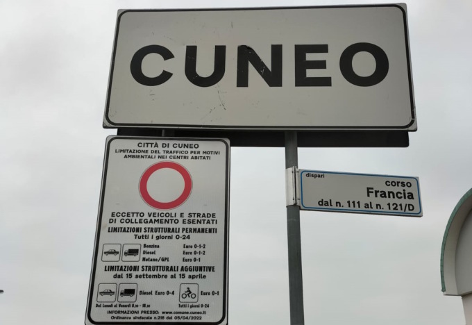 Nuova cartellonistica stradale per piano antismog a Cuneo