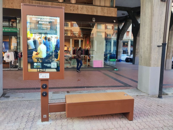 Installata in corso Nizza la prima panchina smart di Cuneo
