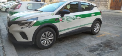Coppia aggredita da un ubriaco in centro a Cuneo, l’intervento della polizia locale