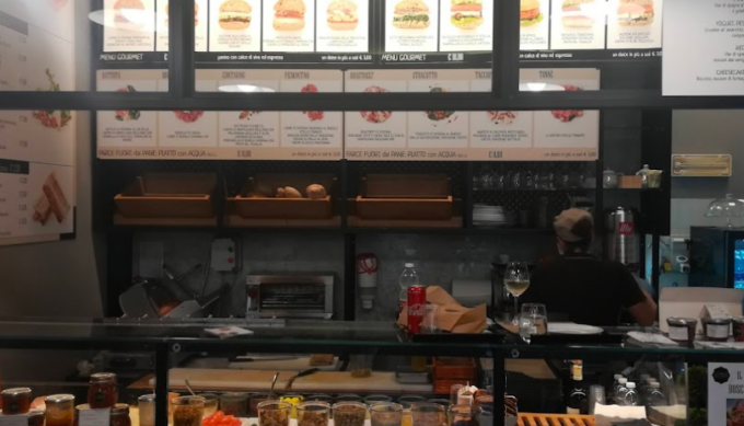 Rapina alla paninoteca “La Farcia”, dipendente minacciato con il coltello