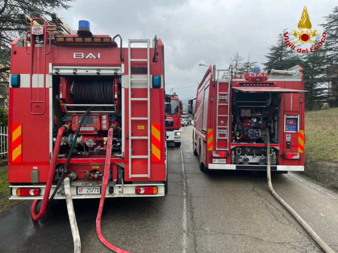 Incendio di sterpaglie sulla linea ferroviaria Torino-Savona
