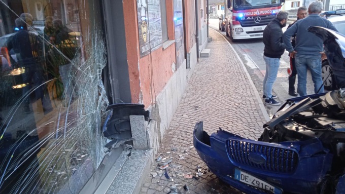 Sfondano la vetrina della macelleria con l’auto, i titolari: “Aperti come sempre, nonostante tutto”
