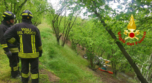 78enne lavora la terra con un trattore, si ribalta e muore schiacciato