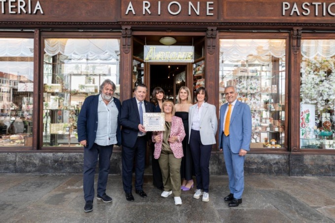 I cento anni della pasticceria Arione: persino Ernest Hemingway non seppe resistere ai suoi cuneesi al rhum