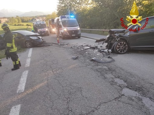 Scontro tra due auto in via Piozzo