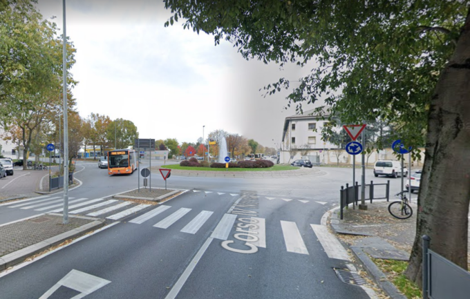 Incidente tra un’auto e un camion nella rotonda di corso Soleri