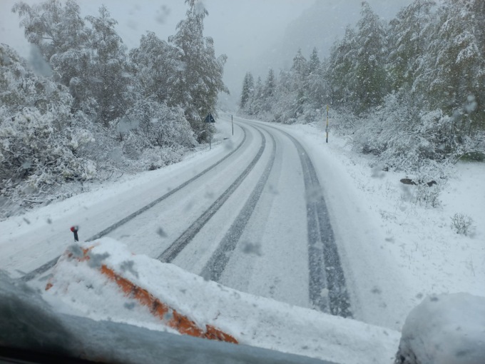 Nevicata sulla SS21 del Colle della Maddalena: spazzaneve in azione