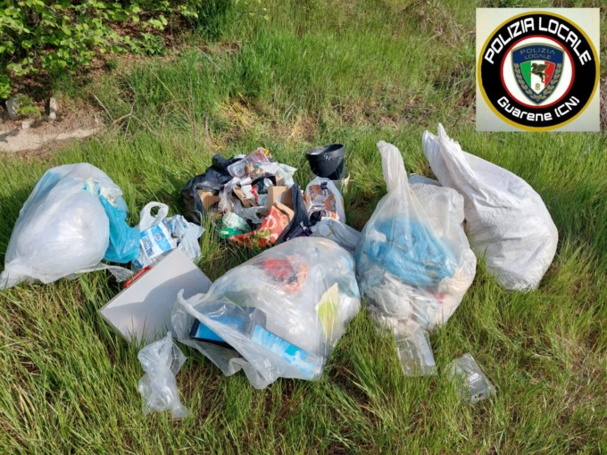Abbandoni di rifiuti multipli in aperta campagna: individuati responsabili dalla polizia di Guarene