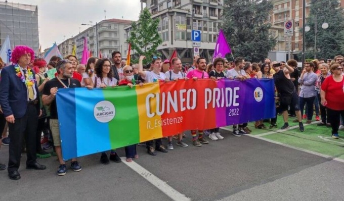 A Palazzo Santa Croce arriva la mostra “I colori del Pride. Tutte le strade del Pride portano a Cuneo”