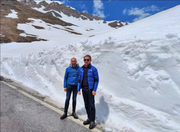 Procedono i lavori di sgombero neve sulla strada del Colle dell’Agnello