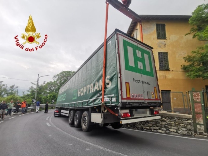 Due camion incastrati sulla SS28