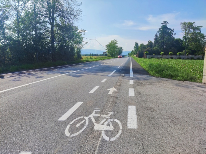La corsia ciclabile (disegnata) in via Pollino ai Ronchi è la prima realizzata a Cuneo