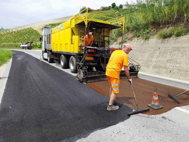 Neive Rondo A Neive l'esperimento sulla Provinciale 3 per un manto stradale