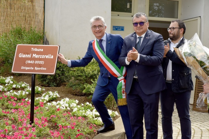 Alba: la tribuna dello stadio San Cassiano in ricordo di Gianni Mercorella