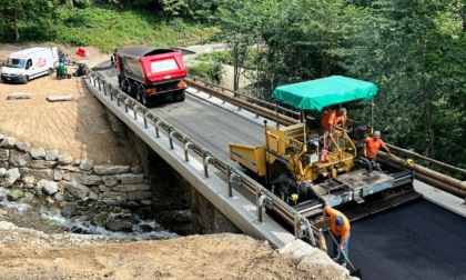 Conclusi i lavori al ponte sul rio Giulian lungo la strada provinciale 26 per Oncino