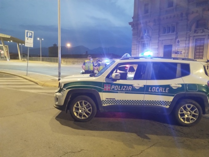 Controlli a tappeto della Polizia Locale in varie zone della città: fermato un uomo senza patente