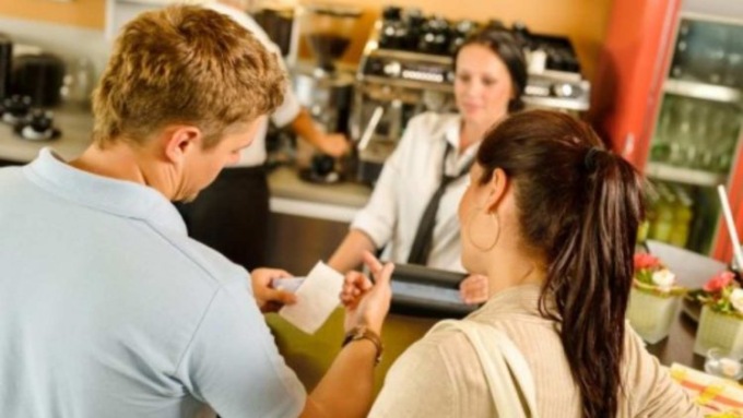 Chiedono due cucchiaini per il dolce: ristorante glieli fa pagare 1,50 euro in più