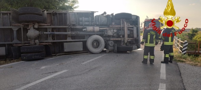 Camion percorre la Sp161 Termine di Villafalletto e si ribalta sul lato