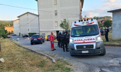 35enne scagliava frecce dal balcone di casa contro la madre: fermato dai carabinieri