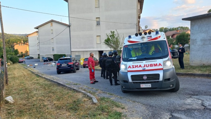 35enne scagliava frecce dal balcone di casa contro la madre: fermato dai carabinieri