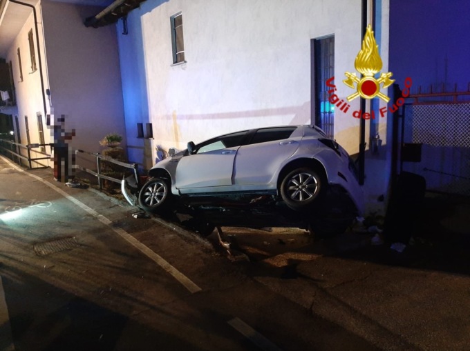 Auto perde il controllo e va a sbattere contro un marciapiede a Moretta