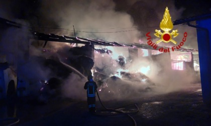 Saluzzo cascina in fiamme: intervento dei vigili del fuoco
