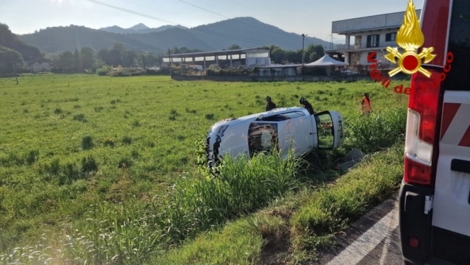 Auto cappottata in un campo a Caraglio