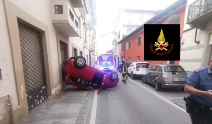 Perde il controllo dell’auto e finisce ruote all’aria in mezzo alla strada