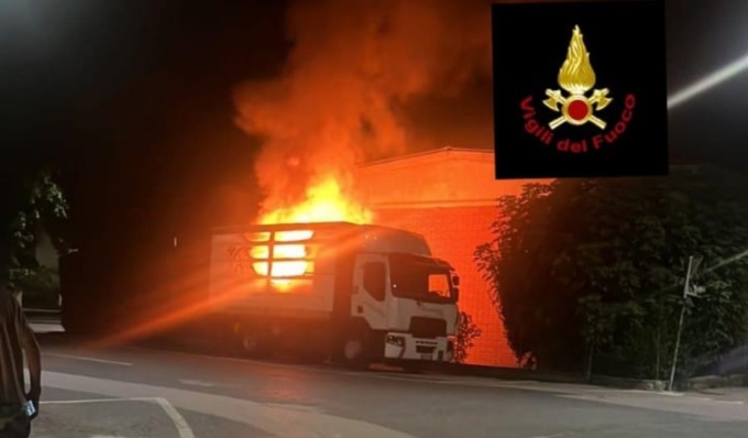 Autocarro carico di batterie esauste prende fuoco nella notte