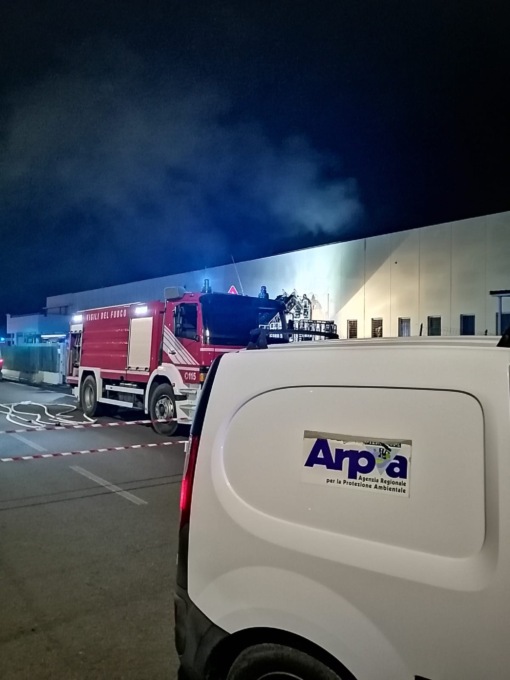 Incendio in un magazzino d’abbigliamento a Monticello IL VIDEO