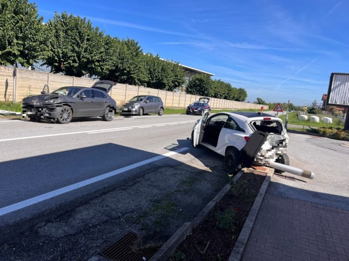 Scontro tra auto, due feriti