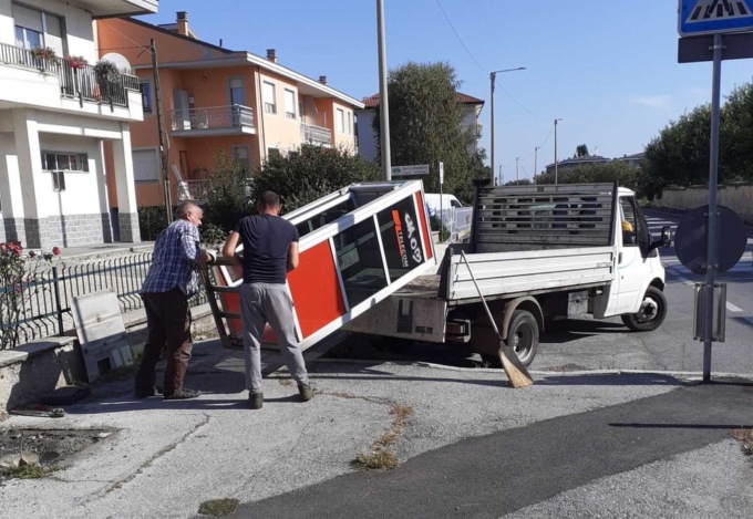 Cuneo rimosse 36 cabine telefoniche: 12 andranno ai Comitati di quartiere