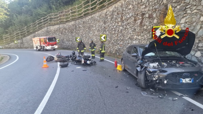 Scontro tra due moto e un’auto sulla SS21 a Pietraporzio