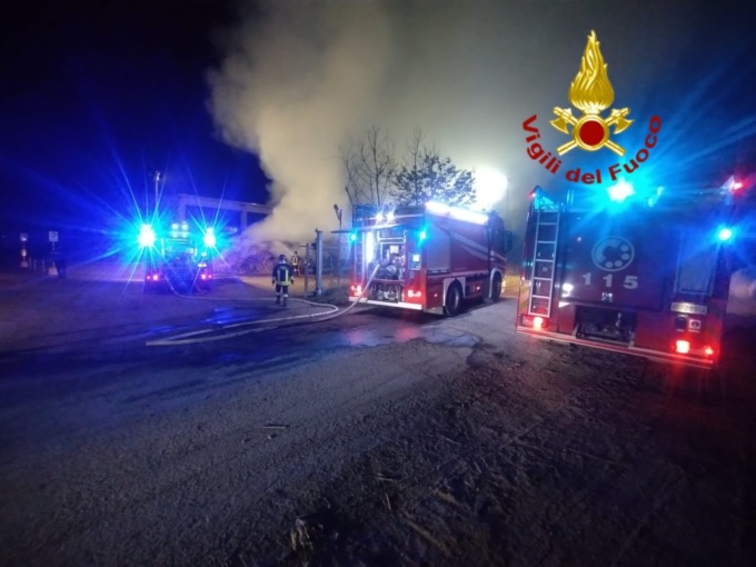 Deposito di compostaggio in fiamme