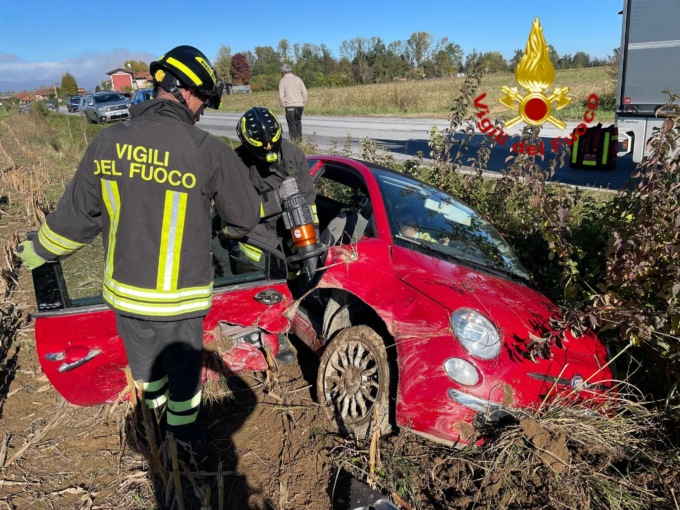 Esce di strada e resta bloccata nell’auto