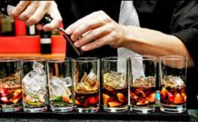Alcol ai minori, lavoratori in nero, cibi scaduti e altro: nei guai due noti locali