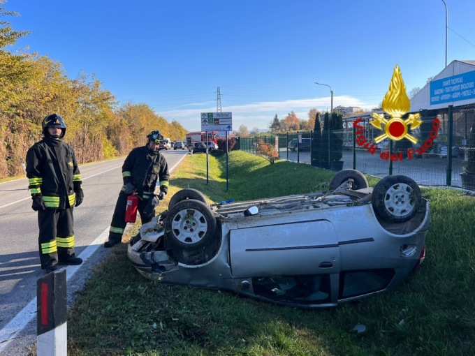 Auto si ribalta sulla Sp 564, una persona in ospedale