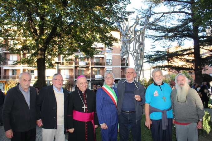 Alba, inaugurata una scultura in memoria di don Paolo Tablino