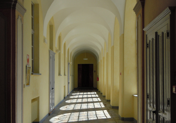 Si intrufola nel seminario e tenta di rapinare un anziano sacerdote